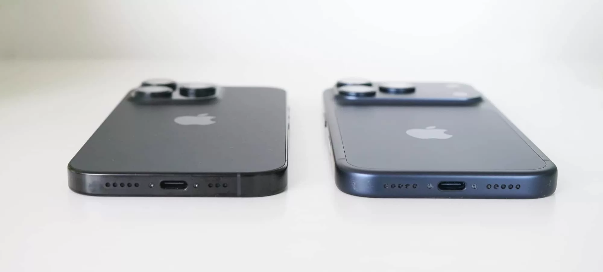 The difference in thickness between the 8.25mm iPhone 16 Pro (left) and the 8.75mm iPhone 17 Pro (right).